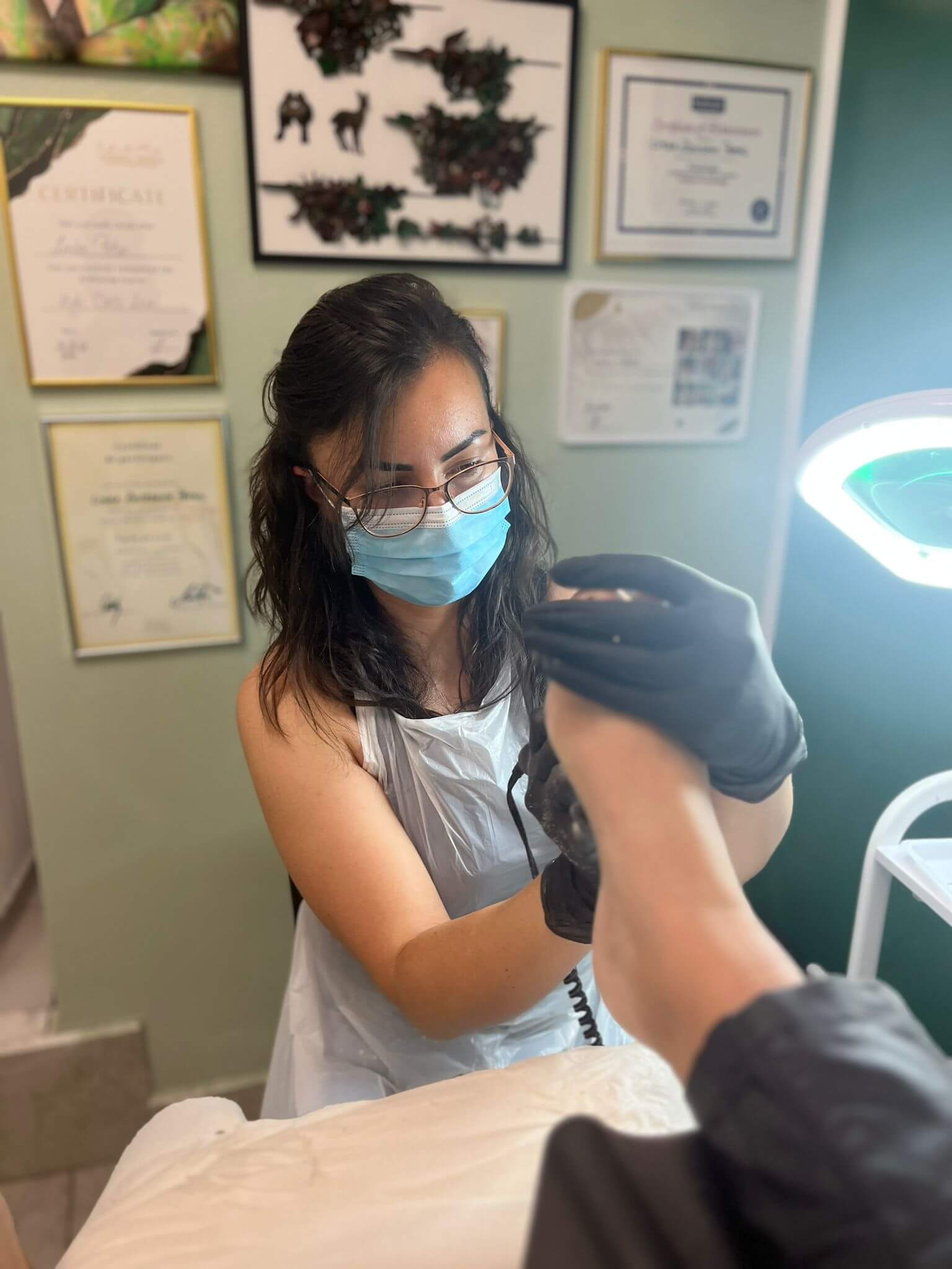 Pedichiură profesională într-un salon de înfrumusețare.